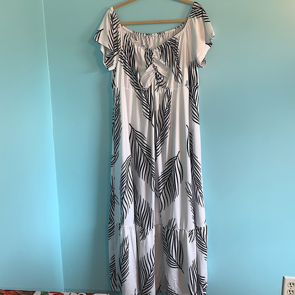 Black and white pattern Maxi Dress 5XL fits like Size 22 with flutter sleeves